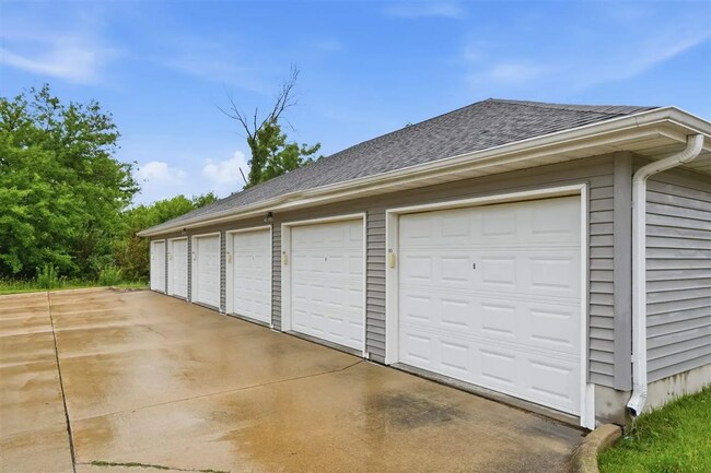 Building Photo - New Listing - 2 Bedroom, 2 Bath Condo in North Liberty