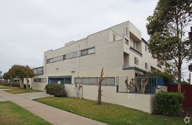 Building Photo - The Courtyard Apartments