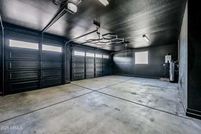 Building Photo - 11069 W Hadley St