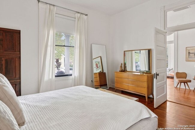 Building Photo - HISTORIC CHARM IN KING WILLIAM