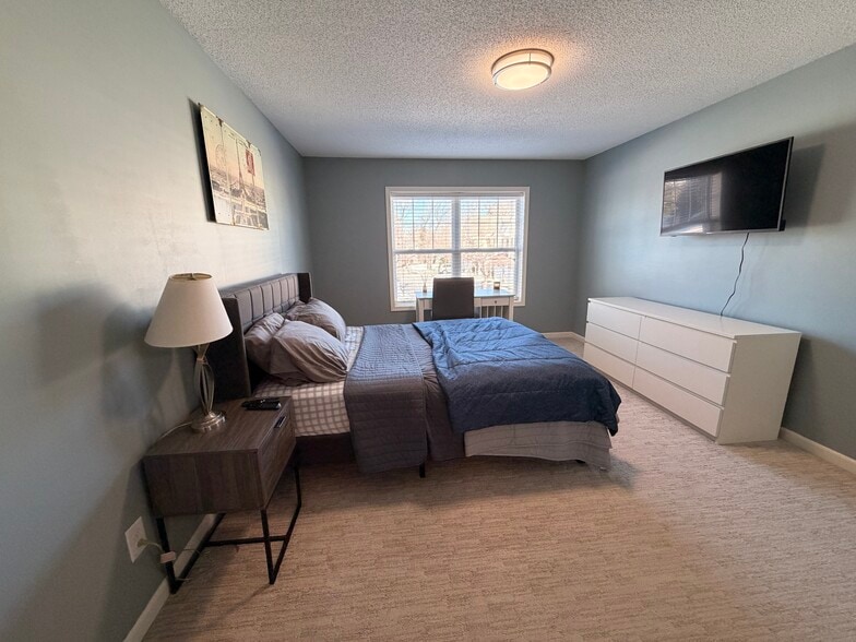 Building Photo - 515 W 84th St