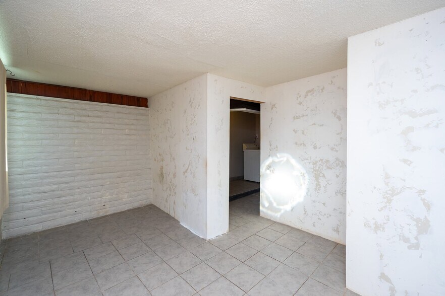 Building Photo - 702 N Skyline Dr