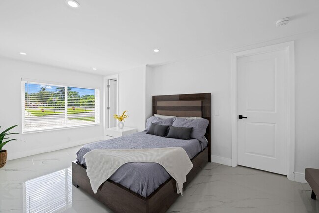 Building Photo - 865 NE 23rd Terrace