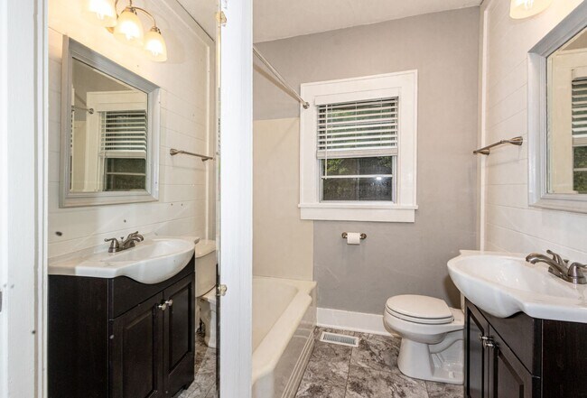 Building Photo - Cozy 2BD/2BTH in South Knoxville
