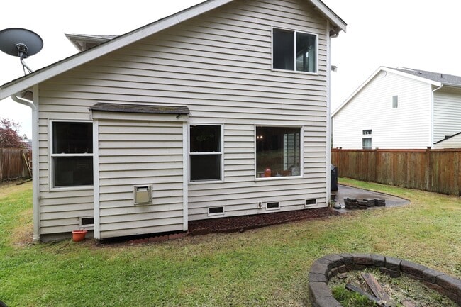 Building Photo - 4 Bed 2.5 Bath - Fully Fenced - Pet Friend...