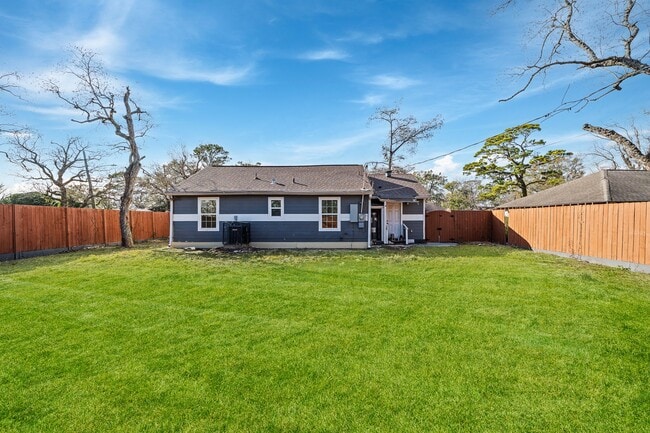 Building Photo - 6911 Sherwood Dr