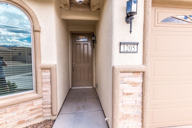 Building Photo - Gorgeous 4 Bedroom 2 Bathroom Home! Centra...