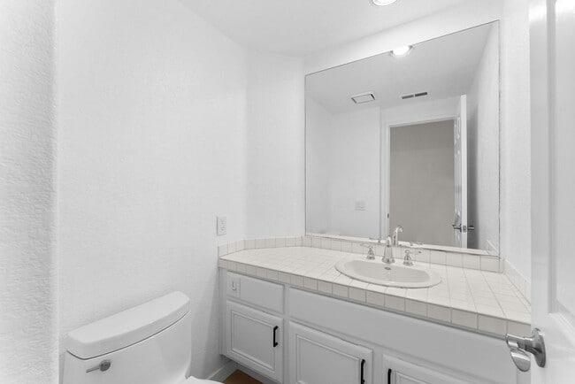 Building Photo - 4 Bed/2.5 Bath Vista Residence Beautifully...