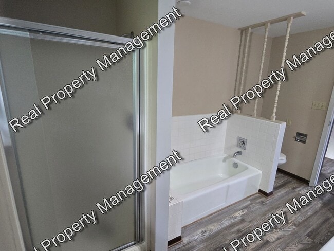 Building Photo - Large 2 Bedroom Duplex