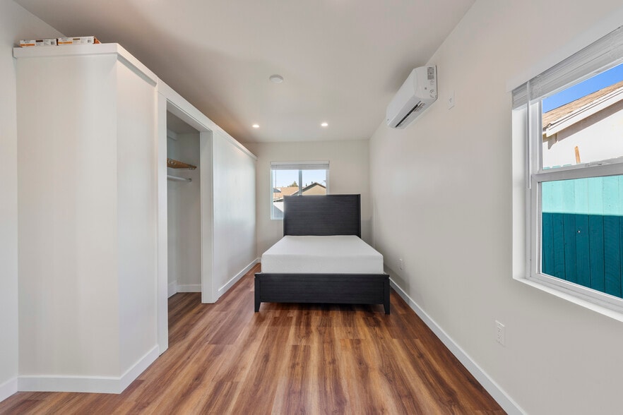 Building Photo - 1443 W 36th Pl