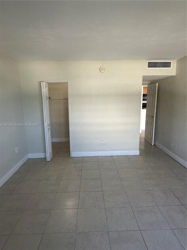 Building Photo - 10350 W Bay Harbor Dr