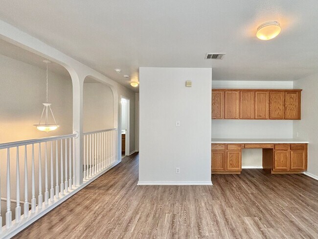Building Photo - Spacious 3 bedroom home!