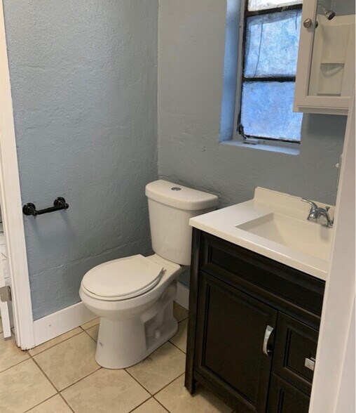 Building Photo - 302 W Wood St