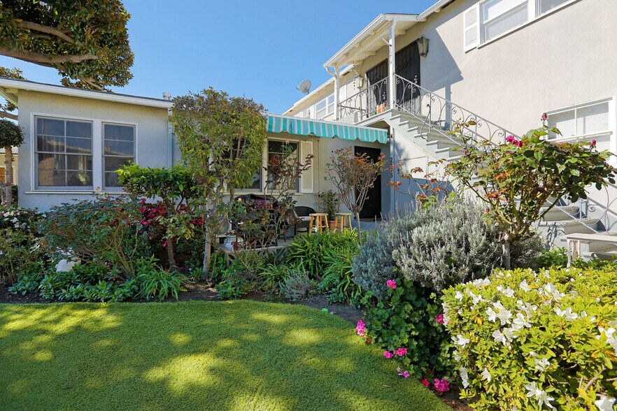 Building Photo - 2577 Granville Ave