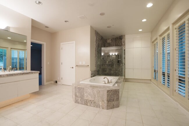 Building Photo - Spectacular 3 bed/3 bath home, gated community, walk to town!