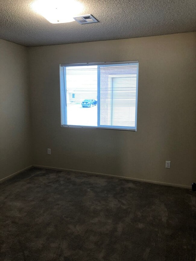 Building Photo - 3 bedroom Townhome in Desert Sky!