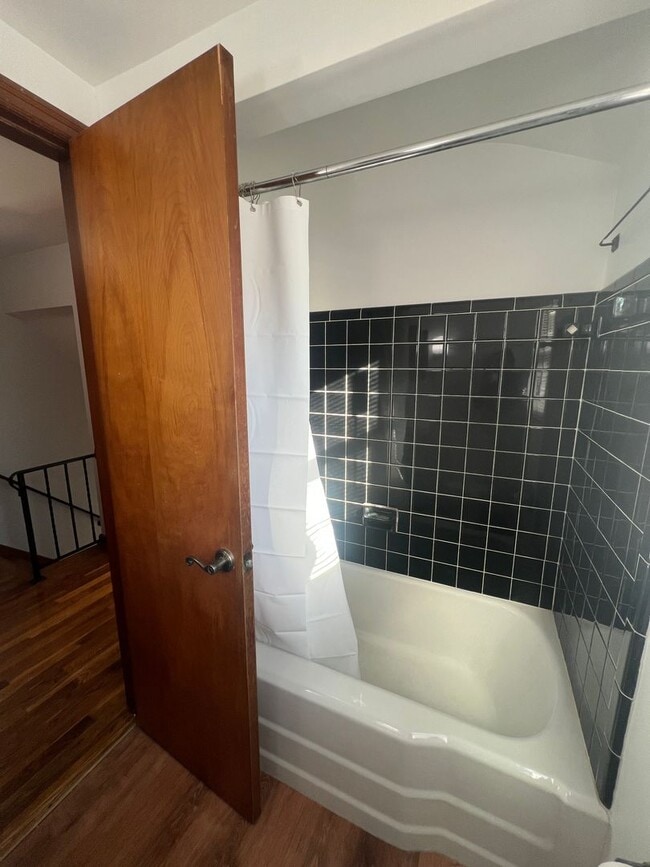 Building Photo - 2 Bedroom Townhome in Grandview!!