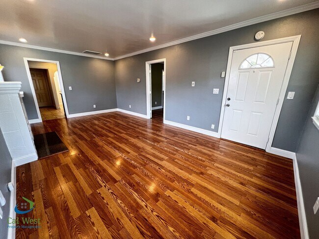 Building Photo - $4000 Beautiful Cottage Style 2 Bed 1 Bath...