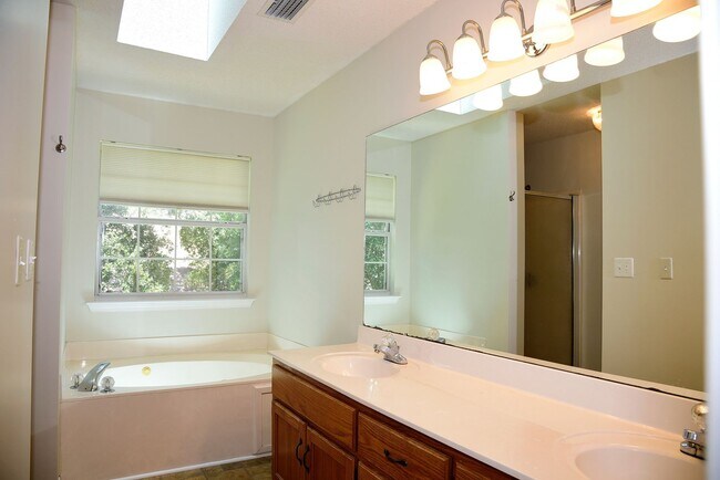 Building Photo - 3 Bedroom in Bluewater Bay!