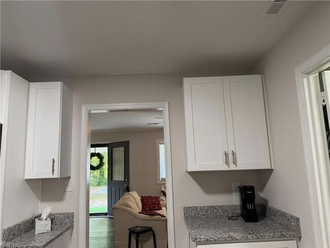 Building Photo - 433 Queens Creek Rd