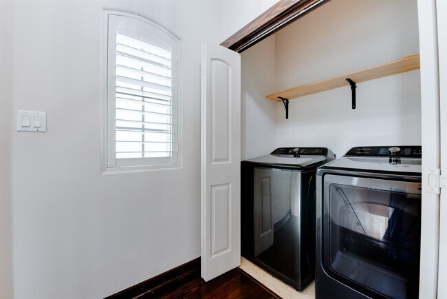 Building Photo - 905 W 22nd St