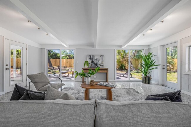 Building Photo - 4925 Camellia Way S
