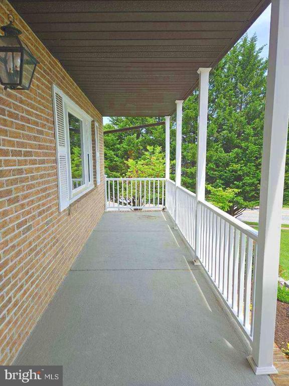 Building Photo - 911 Hedgerow Ct