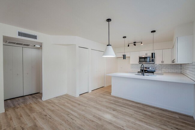 Building Photo - First floor fully updated unit!