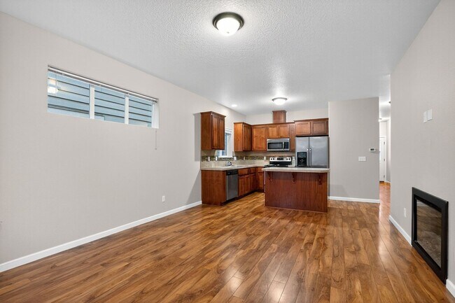 Building Photo - $500 off the first month's rent with a lease signed by 12/22/25!