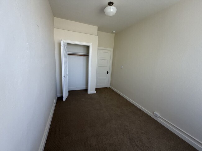 Building Photo - Bright & Spacious One Bedroom, Recently Renovated, W&D in Unit. Available Now!