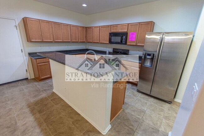 Building Photo - 928 S Hawk Ln