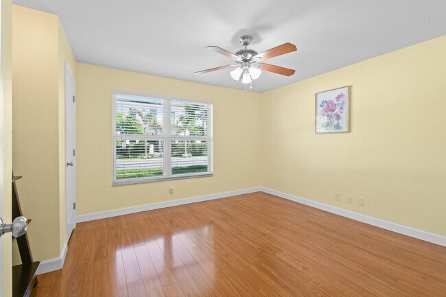 Building Photo - 244 Greymon Dr