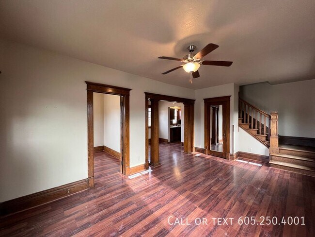 Building Photo - 4 Bedroom 2 Bathroom w/ Single Stall Garag...