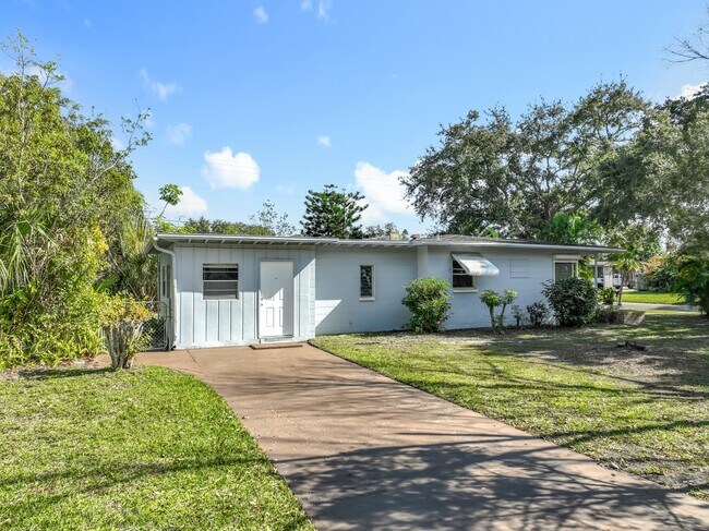 Building Photo - 1706 Cambridge Dr