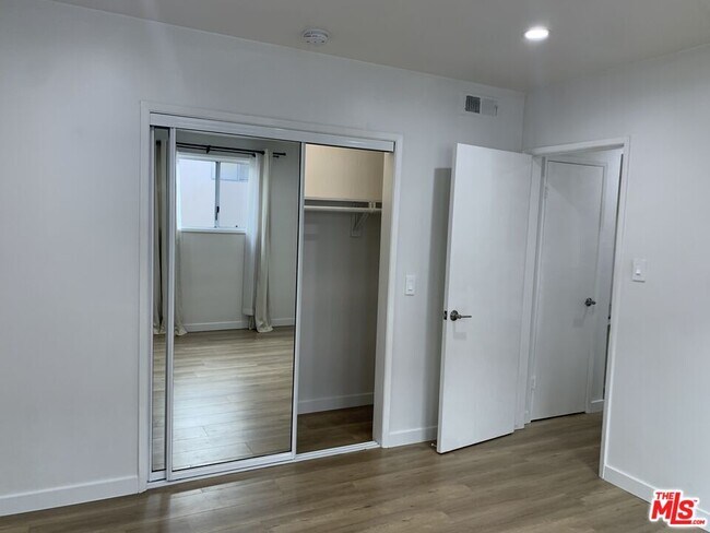 Building Photo - 450 Rexford Dr