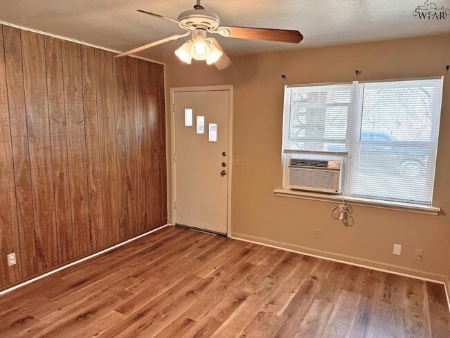 Building Photo - 104 Ave G