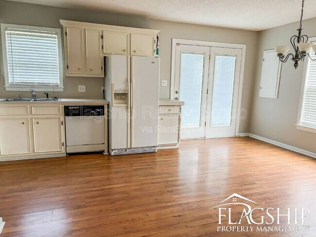Building Photo - 3638 Highland Dr