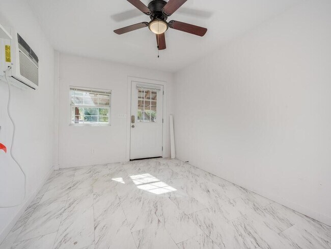 Building Photo - 14806 Longbranch Dr