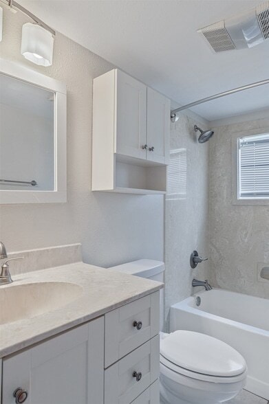 Building Photo - 3419 Oleander Pl