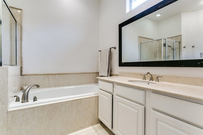 Building Photo - 5742 Kiam St