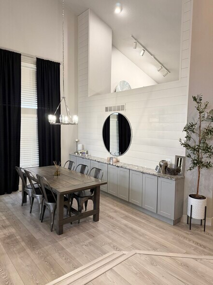 Building Photo - 562 E 133rd Ct