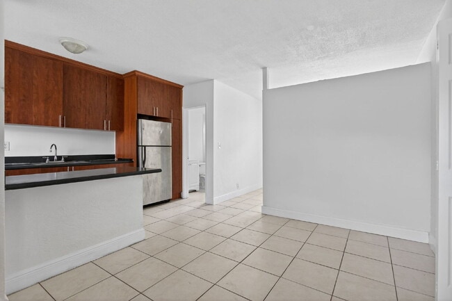 Building Photo - Bright & Modern 1-Bedroom Apartment in Prime Oakland Park Location