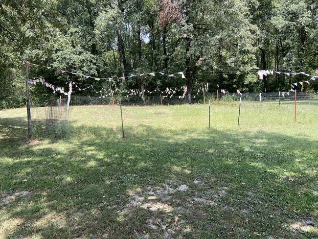 Building Photo - 18601 Honeysuckle Ln