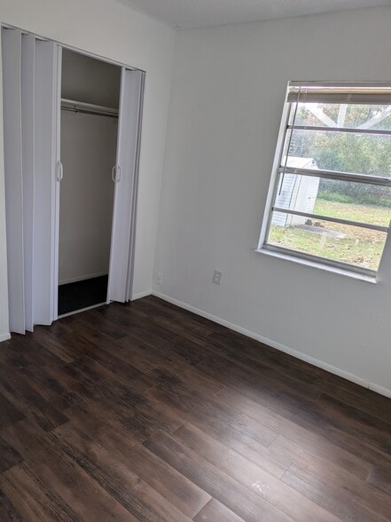 Building Photo - 1906 Park Manor Dr