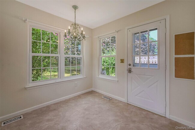 Building Photo - 2555 Youngs Ave