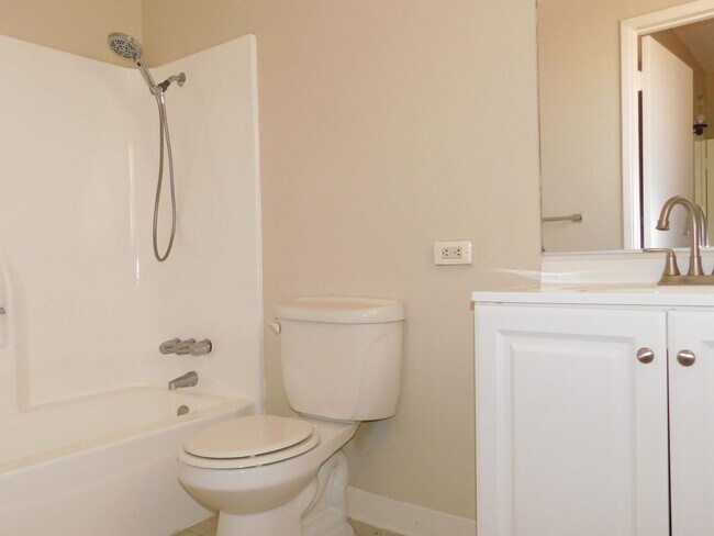 Building Photo - 4BD/2BA In La Mirage. Large Backyard!