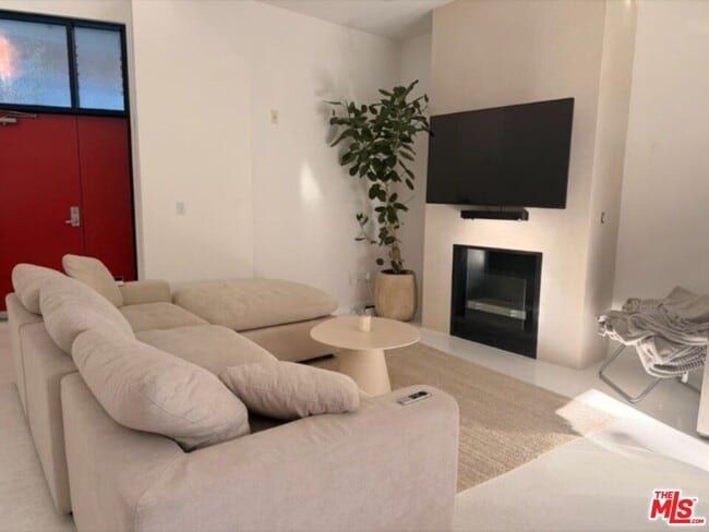 Building Photo - 815 Hampton Dr