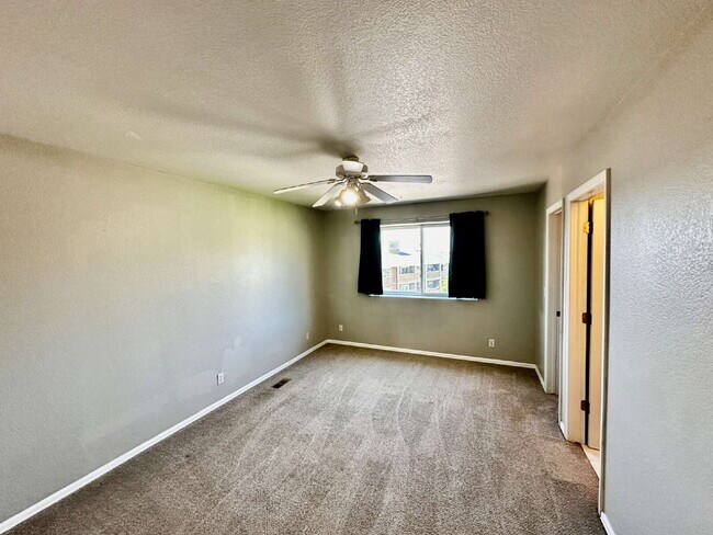 Building Photo - Available Immediately! Charming and cozy townhome in Thornton!
