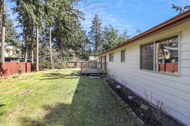 Building Photo - 3 Bed 2 Bath - Groups Per Approval - Dog Friendly - Fenced Yard