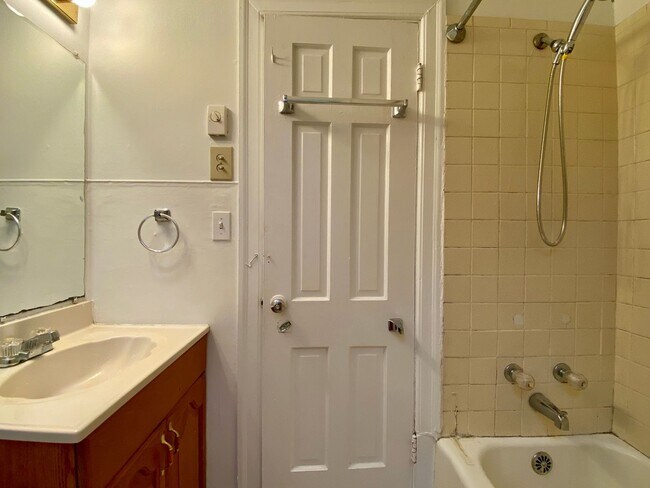Building Photo - Charming 2 Bedroom Cottage in Green hills